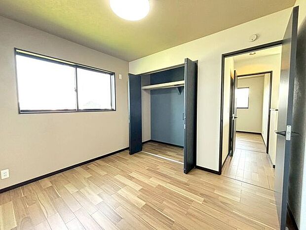 自然光が入る温かみのある洋室は、ゆったりと自分の時間を過ごすのにも最適ですね!