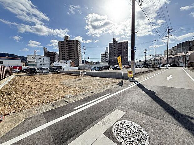 小学校まで徒歩6分の立地なのでお子様の登下校も安心です!