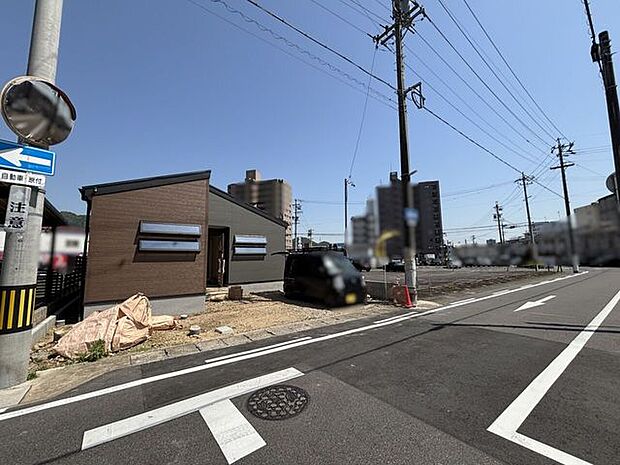 小学校まで徒歩6分の立地なのでお子様の登下校も安心です！