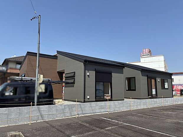 スーパーまで徒歩4分！コンビニまで徒歩2分！！お買い物なども楽にできますね♪