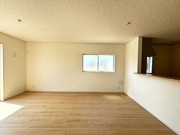 南向きの日当たり良好な16帖のLDKです♪