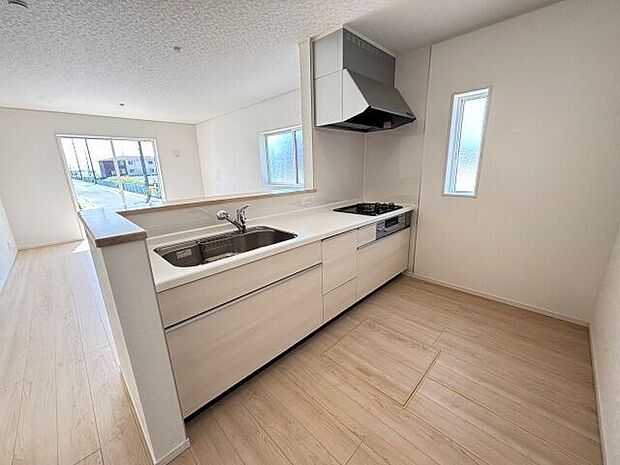 白を基調としたお洒落なシステムキッチンは清潔感があり毎日キッチンに立つのが楽しくなりそうですね♪