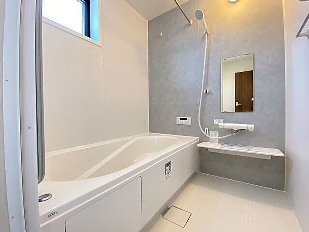 今人気のエコベンチタイプの浴槽を採用！節水にもなり家計にも優しい浴室です！