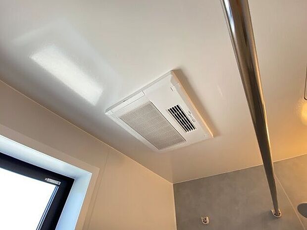 乾燥機つきの浴室は、天気を気にせずお洗濯物が干せるのが嬉しいですね!