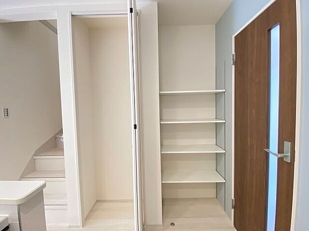 リビングに便利な棚付きです。