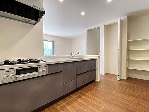 キッチンの背面には広々としたスペースがあります！お掃除も楽々ですね♪