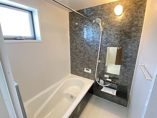 今人気のエコベンチタイプの浴槽を採用！節水にもなり家計にも優しい浴室です！