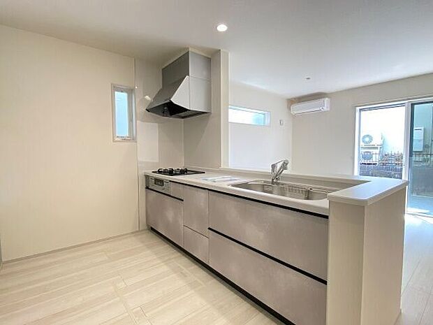 明るい広々とした空間で気持ちよく過ごせそうです!