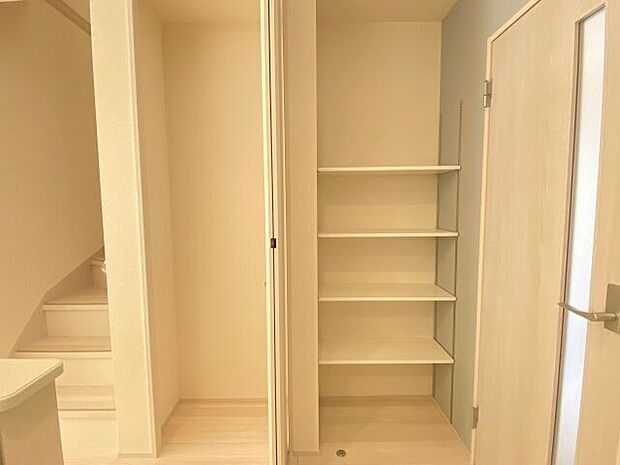 リビングに便利な棚付きです♪