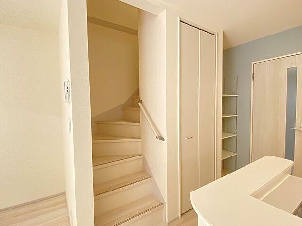 手すり付きの階段は、ご年配の方にも安心です!