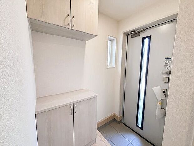 小窓がついている明るい玄関は、気分も明るくしてくれそうです!