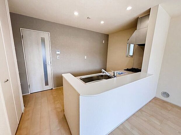 対面式キッチンは調理中もコミュニケーションが取りやすく、リビングに居る家族との会話も楽しめます！