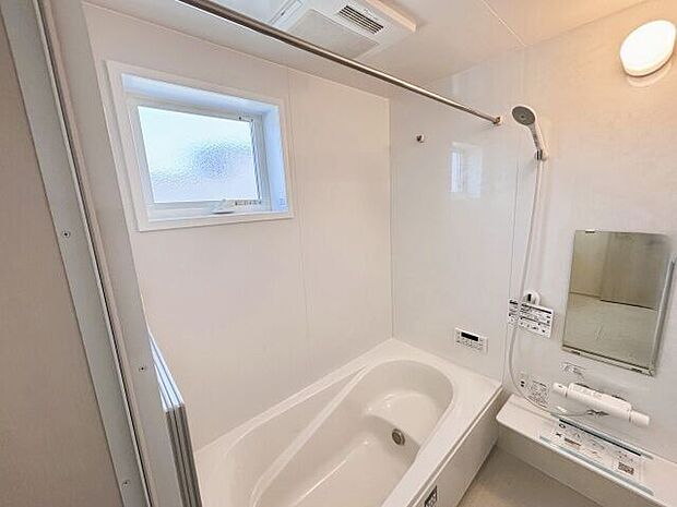 今人気のエコベンチタイプの浴槽を採用!節水にもなり家計にも優しい浴室です!便利な浴室乾燥機付き!