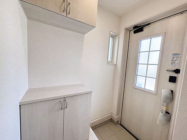 小窓がついている明るい玄関は、気分も明るくしてくれそうです！