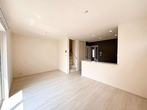 大きな窓から太陽光がたっぷりと差し込みます！気持ちよく過ごせそうですね♪