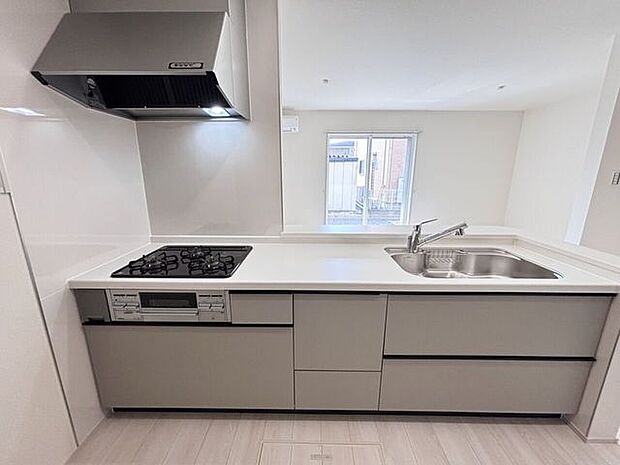 収納がたっぷり完備された使いやすいシステムキッチン！