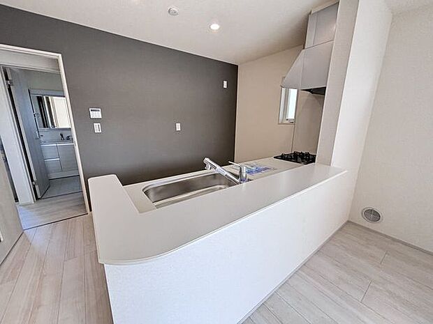 陽当たり良好な南向き!約14帖の広さを確保したLDKで、ゆったりと過ごせます♪