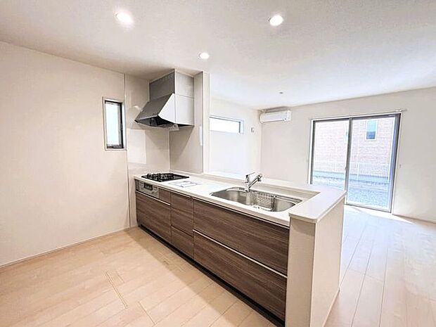 対面キッチンは、小さなお子様がいても目を離すことなくお料理ができるので安心です!