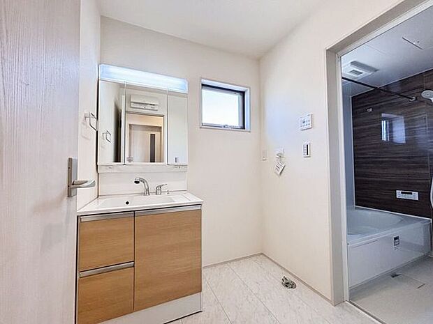 小窓がついており、自然光が入る明るい洗面所です！