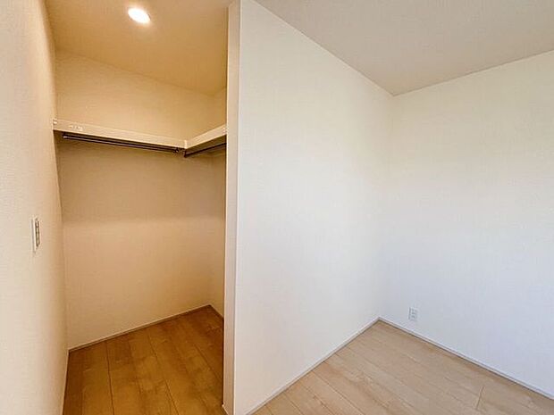 大容量WIC!洋服や荷物をすっきりと収納可能!家族が増えても安心ですね♪