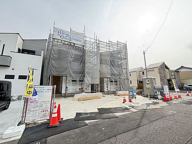 駐車台数2台!並列駐車なので、安心して出し入れできます!