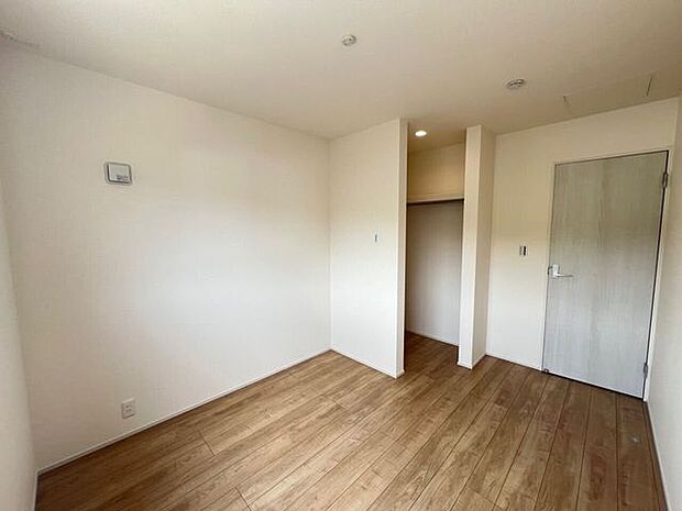 ◎2階南側5帖洋室日当たり良好で、WIC付きの快適な居住空間です。