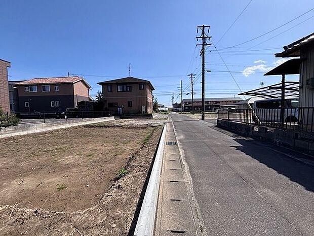 バルコニーは2部屋から出入り可能です！お洗濯の時も便利ですね！