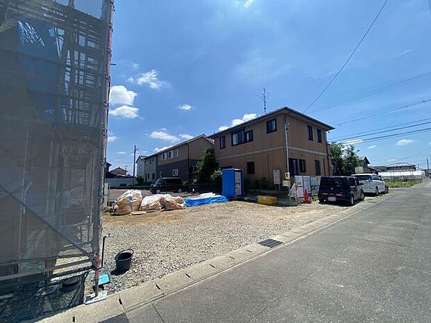 バルコニーは2部屋から出入り可能です!お洗濯の時も便利ですね!