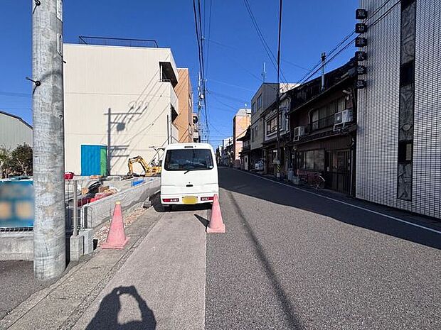 前面道路が約7mあるので、駐車が苦手な方も楽に駐車可能です!