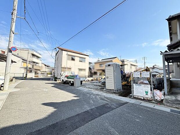 幅員約6mの前面道路に面し、開放感のある立地。駐車もラクラクです♪2026/03/20撮影北道路(西から)