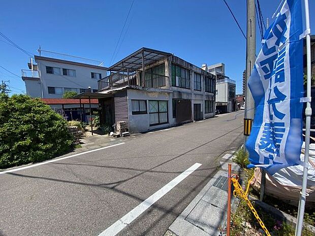 廊下にも収納付き!すぐに取り出せるので掃除機などの掃除道具を収納しておくのも良いですね♪