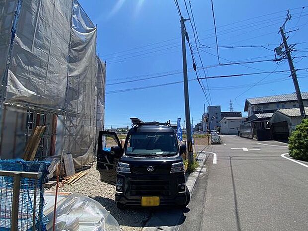 駐車3台可能!広々としたスペースが確保されているので、大きな荷物の出し入れも楽に行えます!