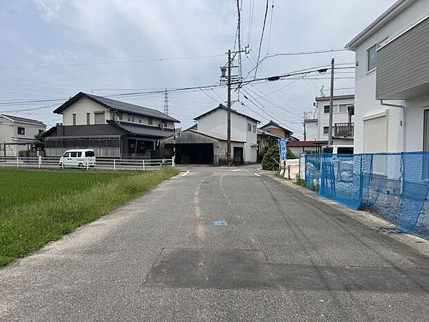 2方向とも前面道路が5m以上あるので、車の出入りも安心できそうですね♪