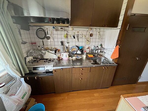 窓付きのキッチンで明るい空間で作業ができます！