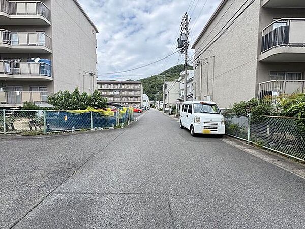 スーパーやコンビニが身近に揃い、毎日のお買い物も快適です。