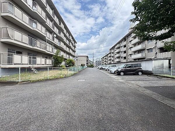 閑静な住宅街で、ゆったりとした時間を過ごせる住環境です。