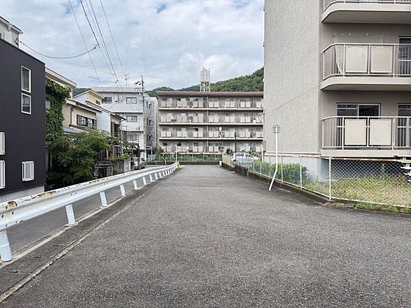 周辺は交通量が少なく、落ち着いた暮らしを求める方にぴったり♪