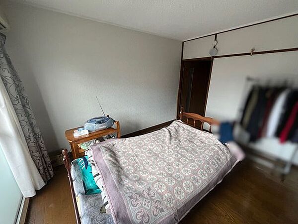 自然光が入る温かみのある洋室は、ゆったりと自分の時間を過ごすのにも最適ですね！