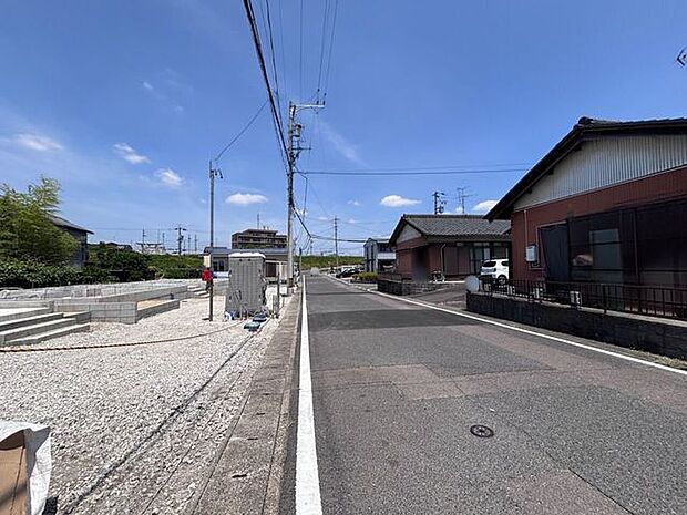 前面道路は7mあり、安心して車の出入りができそうです。