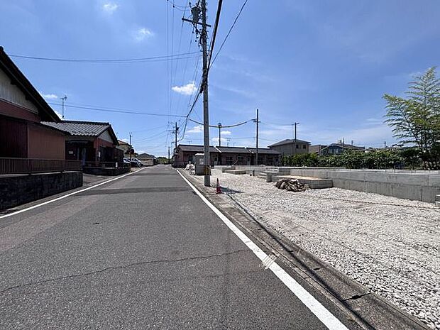前面道路は7mあり、安心して車の出入りができそうです。