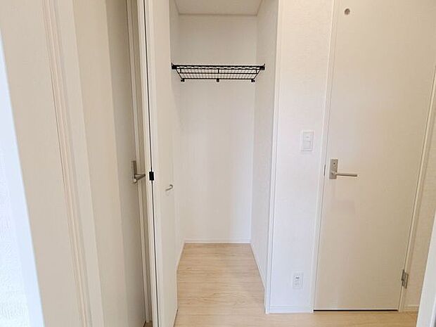 廊下にも収納付き!すぐに取り出せるので掃除機などの掃除道具を収納しておくのも良いですね♪