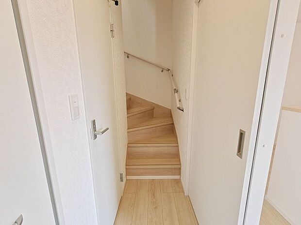 手すり付きの階段は、ご年配の方にも安心です!