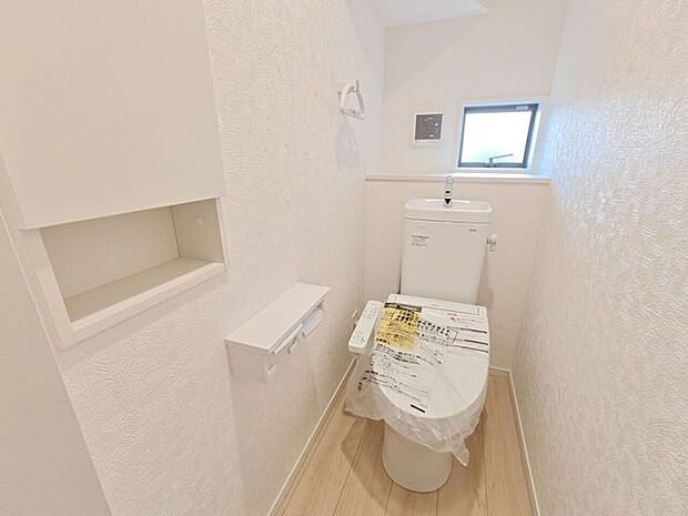 収納完備のため、トイレットペーパーなどもすっきりと収納可能!