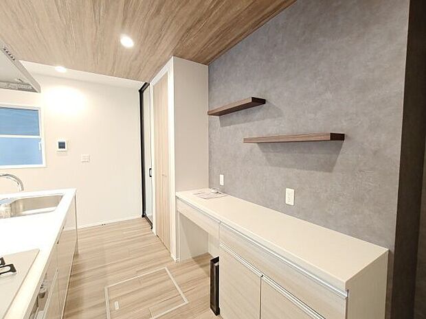 棚付きのキッチンで、調理器具やキッチン用品もすっきり置けます♪
