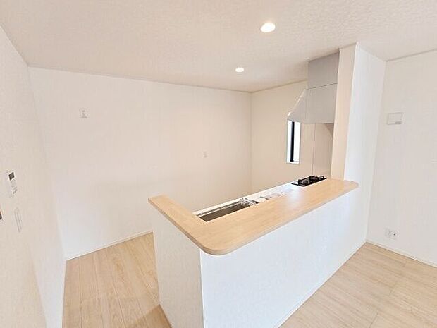 対面式キッチンは調理中もコミュニケーションが取りやすく、リビングに居る家族との会話も楽しめます！