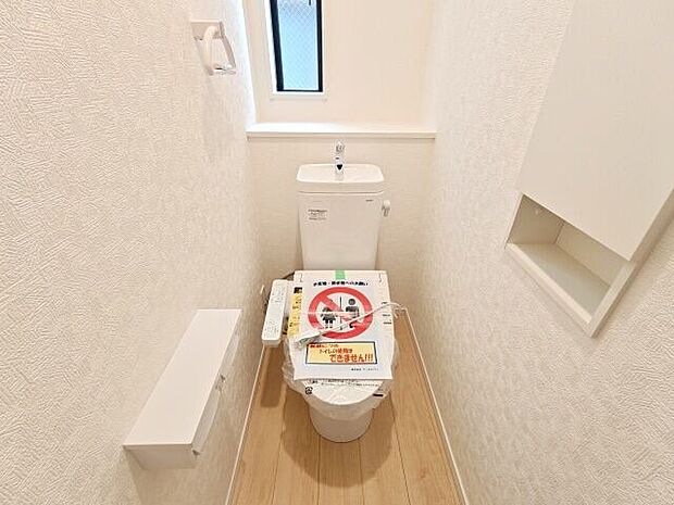 小窓付きのトイレは、換気もでき清潔に保てるのが嬉しいでいですね！