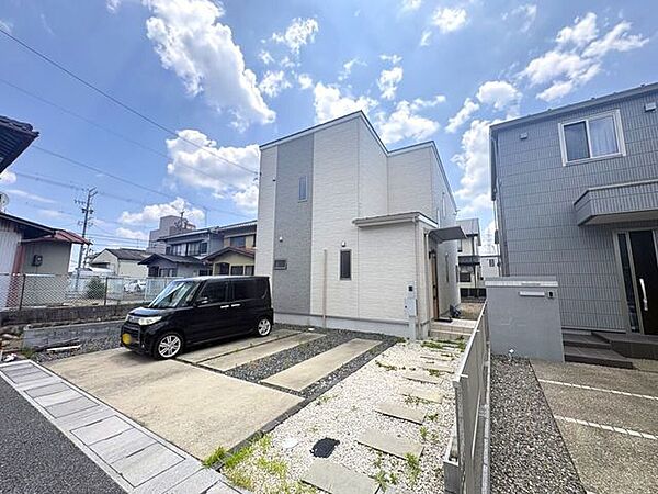 名鉄名古屋本線「岐南」駅まで徒歩15分。通勤・通学にも便利な立地です。