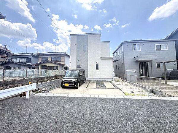 スーパー・コンビニ・ドラッグストアなど、生活利便施設が徒歩15分圏内に揃っています。