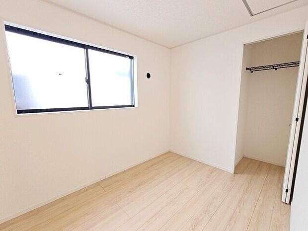 自然光が入る温かみのある洋室は、ゆったりと自分の時間を過ごすのにも最適ですね!