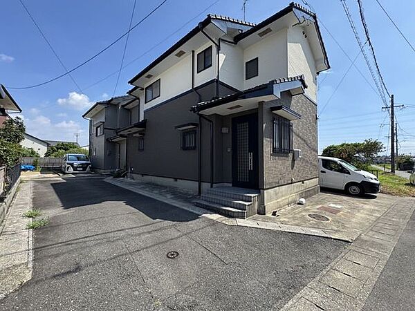 廊下にも収納付き！すぐに取り出せるので掃除機などの掃除道具を収納しておくのも良いですね♪
